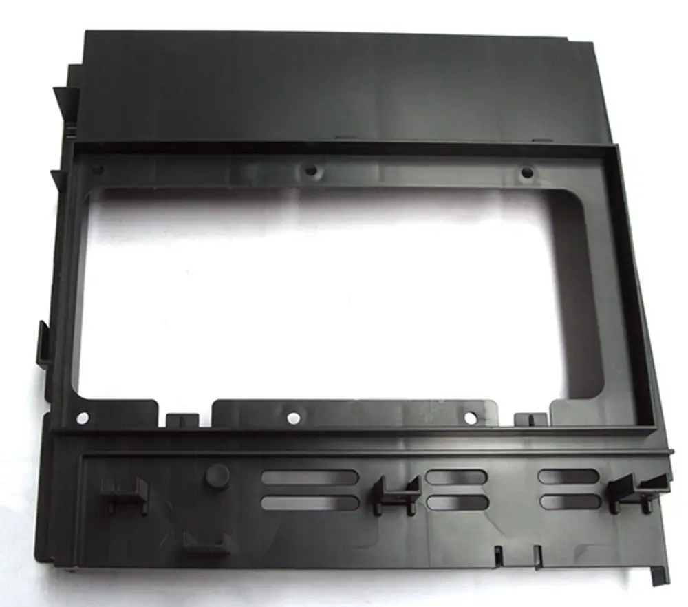 Schwarze Kunststoffbox mit rechteckiger Öffnung, mehreren Befestigungslöchern und Halterungen, möglicherweise zur Montage von Daikin-Geräten konzipiert.